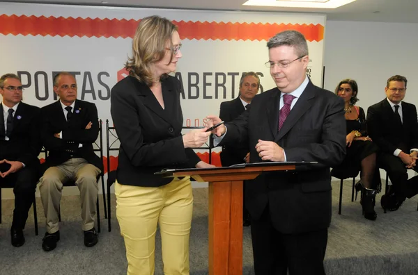 Ministra Maria do Rosário Nunes e o governador Antonio Anastasia