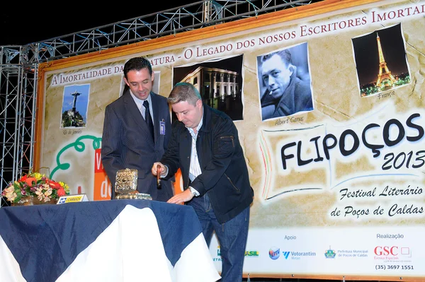 Governador Antonio Anastasia assinando o projeto