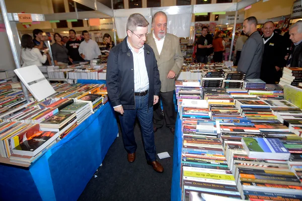 Governador durante a visita aos estandes de livros
