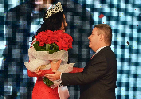 O governador Antonio Anastasia e a Miss Minas Gerais 2013, Janaina Barcelos