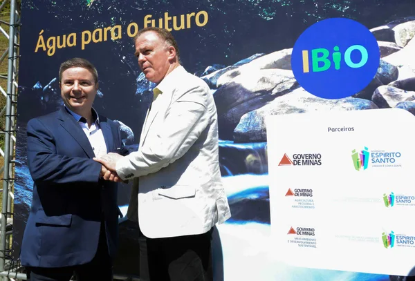 Antonio Anastasia e Renato Casagrande se cumprimentam em assinatura de cooperação