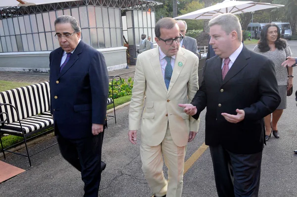 Antonio Anastasia ao lado do vice-governador Alberto Pinto Coelho e de Robério Silva, da OIC
