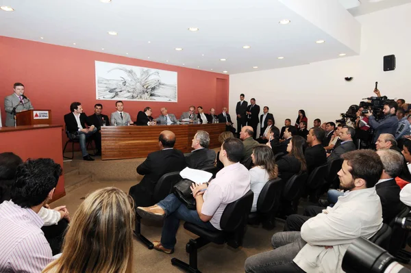 Anastasia esteve em Nova Lima e assinou a ordem de início para obras de asfaltamento da MG-437