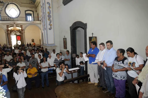Anastasia durante manifestação religiosa, na Igreja São Francisco de Paula
