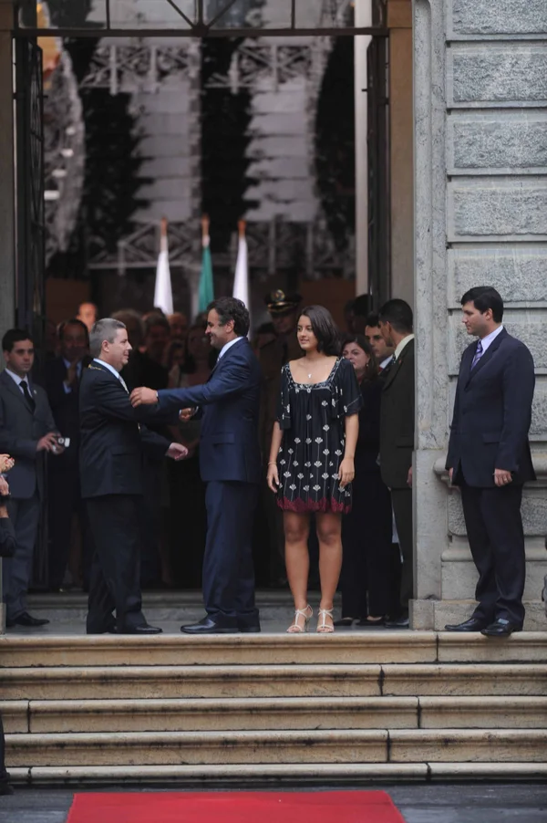 O governador Antonio Anastasia cumprimenta o ex-governador Aécio Neves