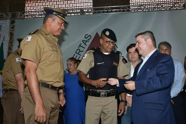 Anastasia entrega chaves de viatura ao Comandante do 13º Região da PM