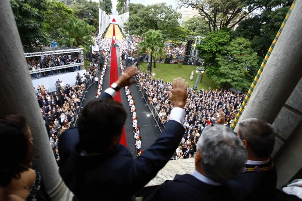 Ex-governdor Aécio Neves saúde os presentes na Praça da Liberdade