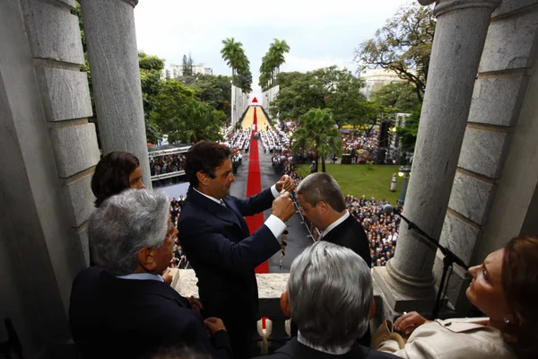 Aécio Neves passa para Antonio Anastasia o Grande Colar da Inconfidência