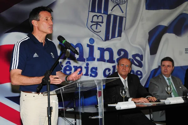 Observado pelo governador e por Sérgio Zech Coelho, Sebastian Coe exalta parceria