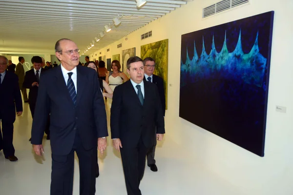 Anastasia visitou a exposição de estreia da galeria, da artista Tomie Ohtake. São 50 obras expostas
