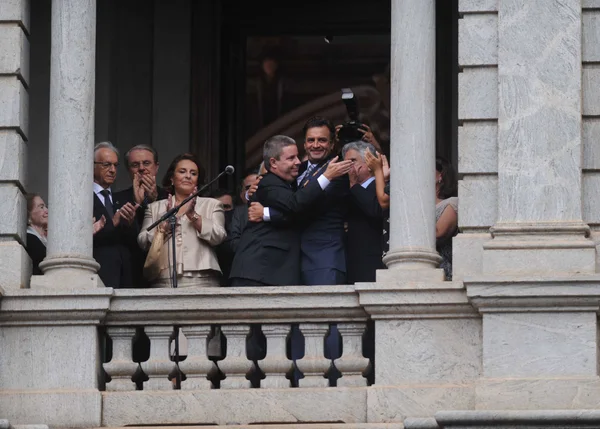Governador Antonio Anastasia é cumprimentado pelo ex-governador Aécio Neves