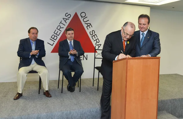 Cerimônia de assinatura dos convênios foi realizada nesta segunda, no Palácio Tiradentes