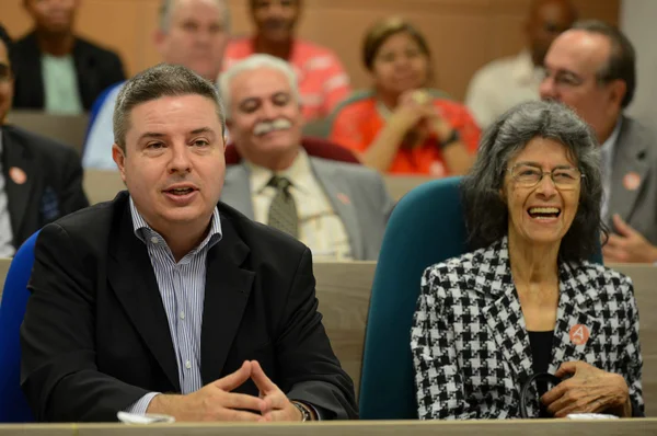 Governador assina decretos de estadualização de  três fundações educacionais
