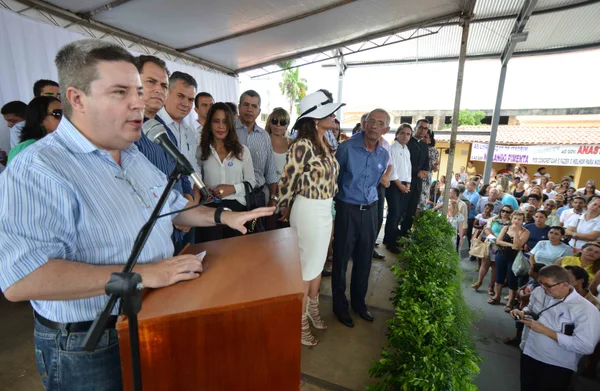 Governador Anastasia fala à população presente
