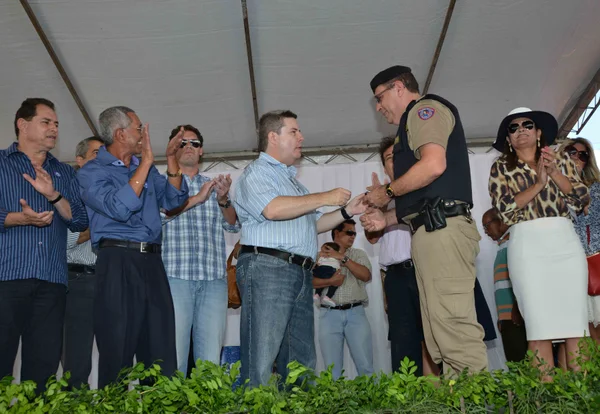 As chaves das viaturas são entregues pelo governador ao comandante do 44º Batalhão