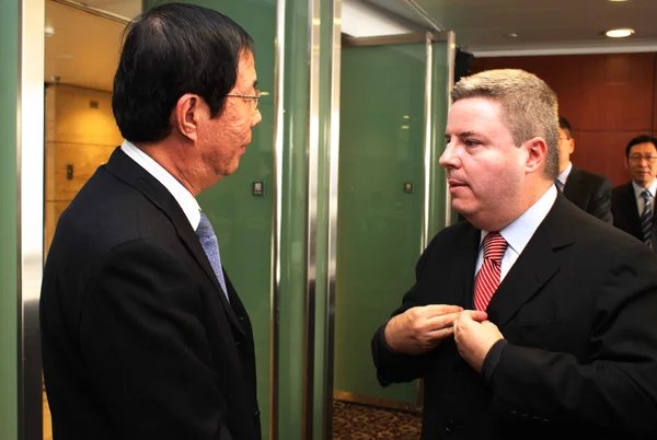 Durante a visita, governador se reuniu com o vice-presidente da State Grid, Du Zhigang
