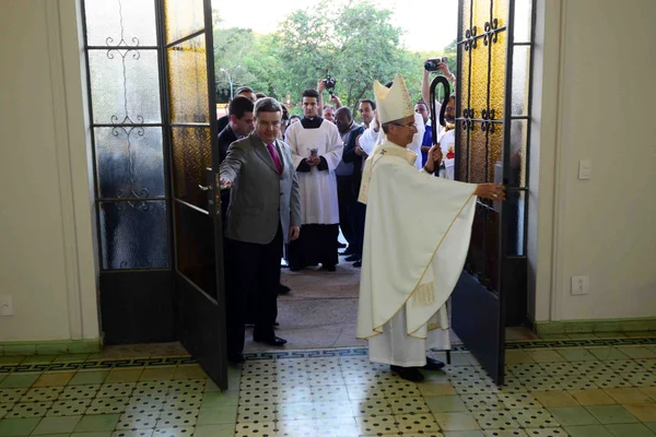 Anastasia participou da missa que marcou entrega do restauro da Igreja Nossa Senhora das Graças