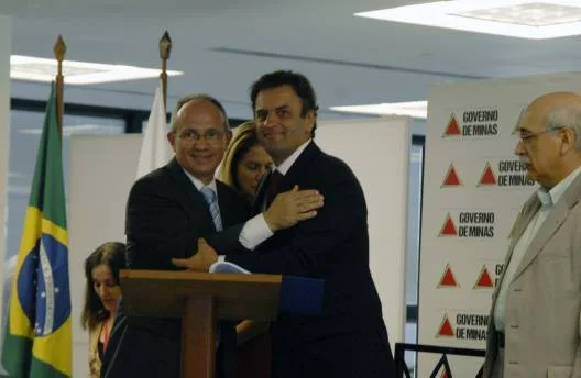 Governadores Paulo Hartung e Aécio Neves durante cumprimento
