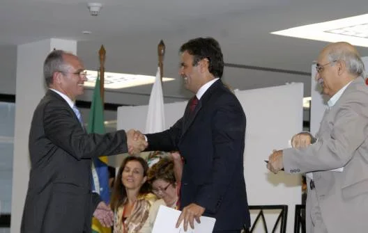Governador do Espírito Santo, Paulo Hartung, e o governador Aécio Neves