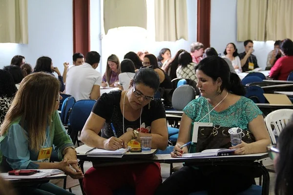 O movimento quer trazer o adolescente que está fora da escola de volta aos estudos