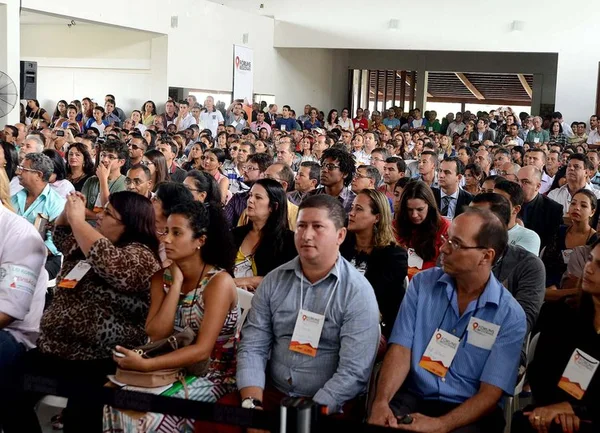 Pimentel participou do lançamento do fórum na cidade de Araçuaí