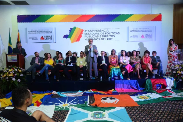 "O que não pode, por exemplo, é haver discriminação e preconceito”, enfatizou Nilmário Miranda