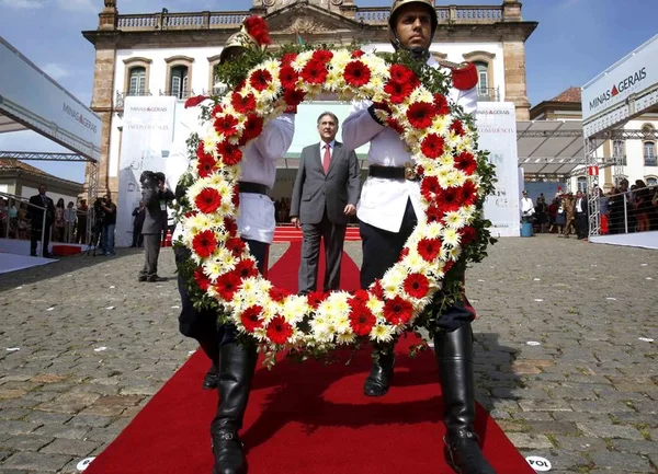 Pimentel colocou a coroa de flores junto do monumento ao mártir da Inconfidência