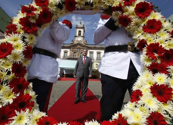 Pimentel colocou a coroa de flores junto do monumento ao mártir da Inconfidência