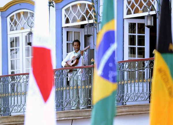 O músico Pereira da Viola apresentou durante a cerimônia o Hino Nacional
