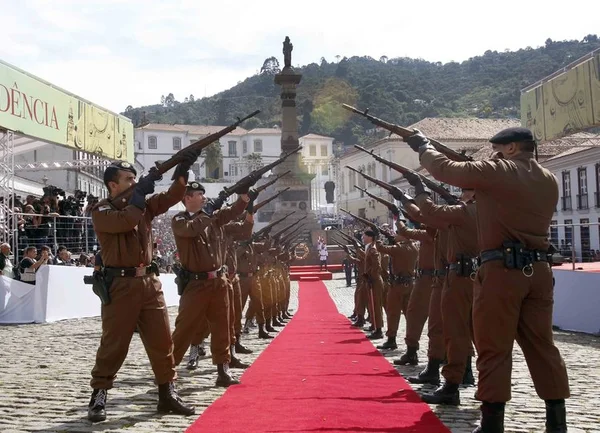 Salva de 21 tiros feita pelos oficiais da Polícia Militar