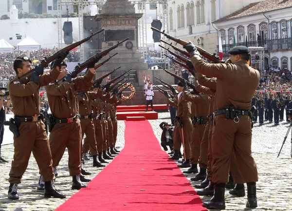 Salva de 21 tiros feita pelos oficiais da Polícia Militar