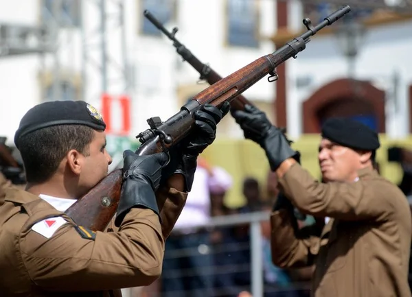 Salva de 21 tiros feita pelos oficiais da Polícia Militar
