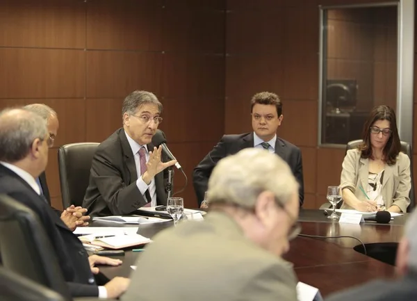 Governador pede mobilização das cidades para reduzir consumo de água