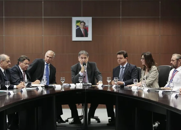 Governador pede mobilização das cidades para reduzir consumo de água