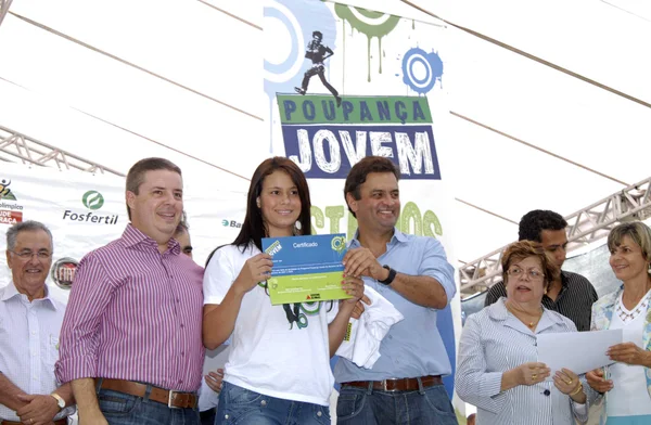 Governador Aécio Neves entrega para aluna certificado de conclusão 