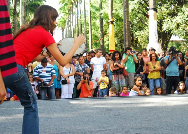 Público que lotou a Praça da Liberdade acompanha performance musical