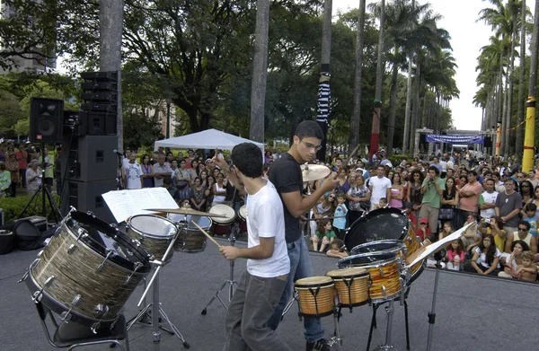 Bateristas se apresentam na Praça da Liberdade