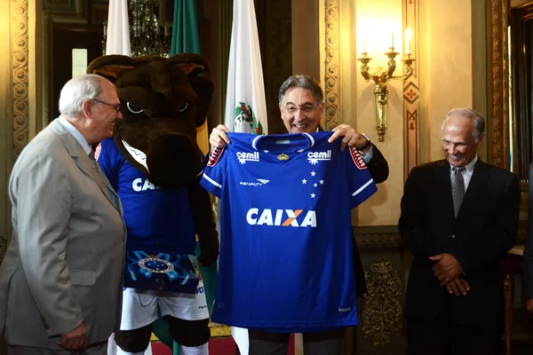 Pimentel recebe camisas de Atlético e Cruzeiro com novo patrocinador