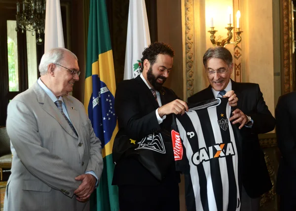 Pimentel recebe camisas de Atlético e Cruzeiro com novo patrocinador