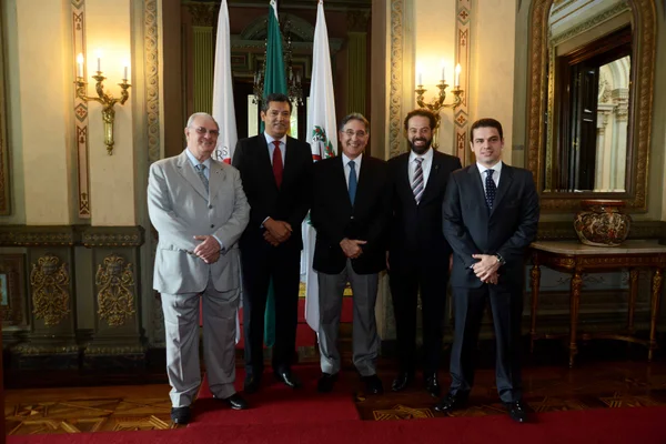 Pimentel recebe camisas de Atlético e Cruzeiro com novo patrocinador
