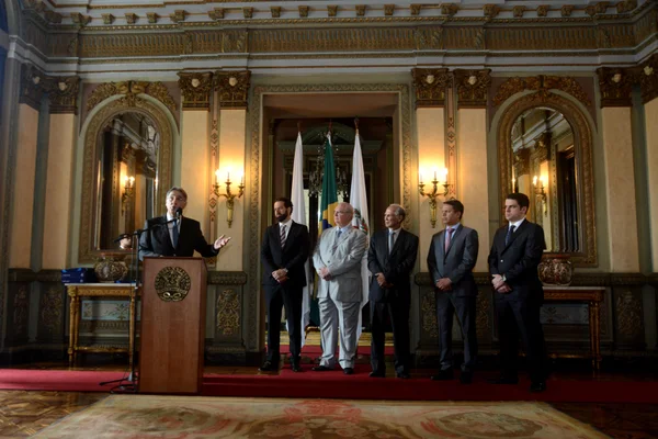 Pimentel recebe camisas de Atlético e Cruzeiro com novo patrocinador