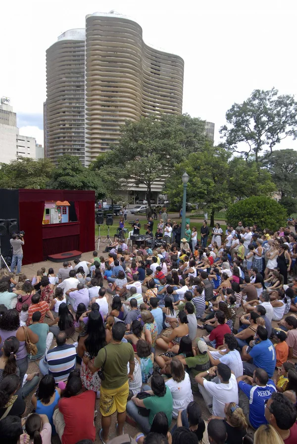 Público acompanha apresentação de bonecos na Praça da Liberdade
