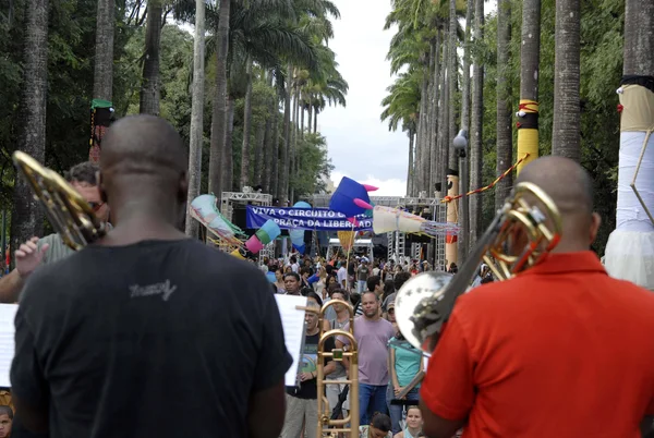 Público acompanha apresentação dos músicos na praça da Liberdade