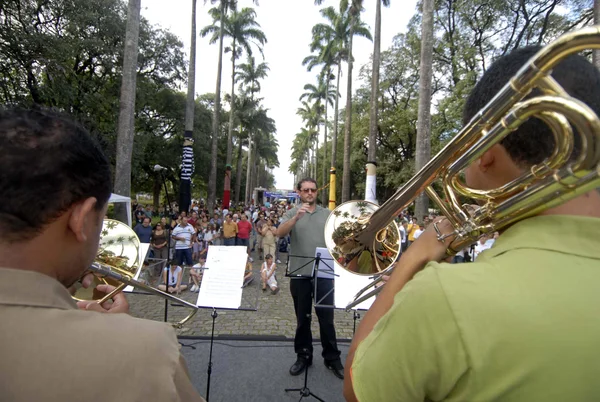Músicos se apresentam em frente ao Palácio da Liberdade
