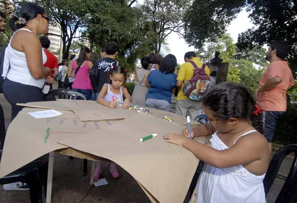 Crianças participam do evento cultural na Praça da Liberdade