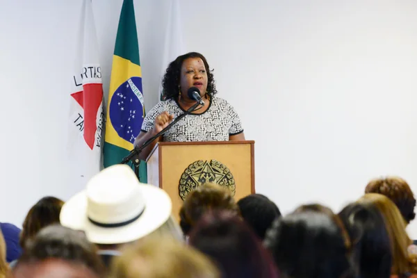 Secretaria de Educação entrega veículos novos às superintendências de ensino