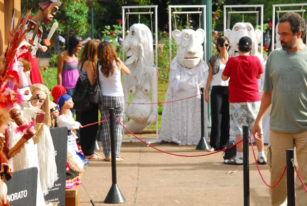 Bonecos expostos na Praça da Liberdade encantaram os visitantes