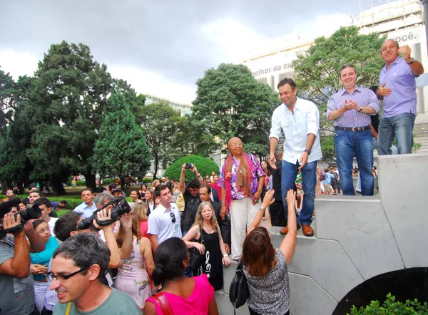 Governador Aécio Neves e vice-governador na Praça da Liberdade