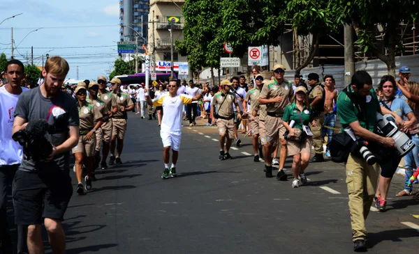De Uberaba o revezamento seguiu para Araxá, onde a caravana percorreu as enfeitadas ruas históricas