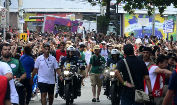 Despedida da Tocha Olímpica em Minas Gerais atrai multidão na cidade de Muriaé